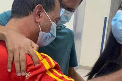 Alejandro (der.) se abraza y rompe en llanto con familiares luego de ser rescatado por la Policía.