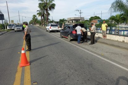 La policía realiza controles permanentes en calles y carreteras de la provincia. Y a veces no todos colaboran.