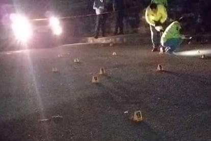 Agentes de Crimialística recogieron los indicios balísticos que estaban esparcidos en la calzada