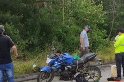 Militares decomisan tres armas de fuego a un sujeto que circulaba por la via Chone, en Manabí