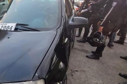 Momentos en que la Policía intercepta al vehículos con los sospechosos.