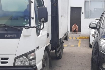 El camión blanco reposa hoy en los patios de la Policía, luego de su recuperación.