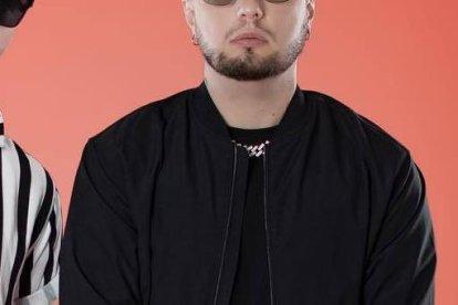 Los artistas no se complican a la hora de vestir. Prefieren estar cómodos y frescos.