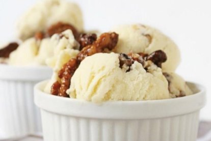 el helado de cuy va acompañado de fruta y nuez o maní.