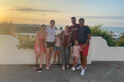 Los que siempre están con el DT, sin importar el resultado. La familia: Su madrecita Elizabeth que lo está visitando, su esposa Romina. Sus hijos; Mathías (28), Antonella (16), Fabianna (5) y Lucciana (3).