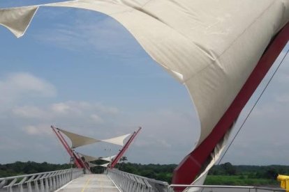 Algunas de las cubiertas tensadas están rotas.