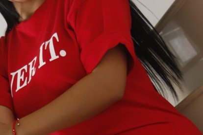 Si llega a tener 

otra relación  sentimental no la expondrá hasta estar segura. 

Tiene un negocio

de venta de ropa con su expareja al que llamaron ‘eMe’.