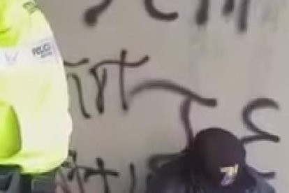 El gesto solidario del policía se viralizó en redes sociales.