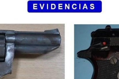 Dos de las armas incautadas a los sospechosos.
