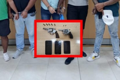 En poder de los detenidos se encontraron dos armas tipo revólver y varias municiones