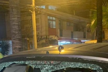 Los impactos de bala podían observarse en el carro en el que se trasladaban las víctimas.