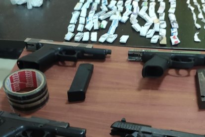 Entre los elementos incautados hay armas, municiones, cigarrillos, celulares, cargadores, entre otras cosas.