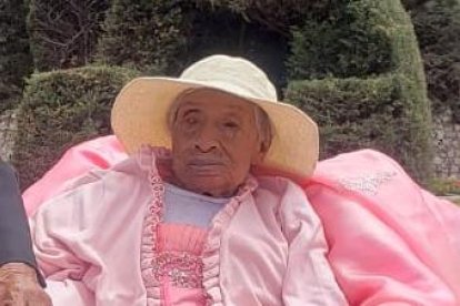 Don Ángel junto Florinda. Son novios.