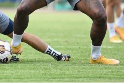 Miller Bolaños (d) disputa su primera temporada con el Chongqing Liangjiang.