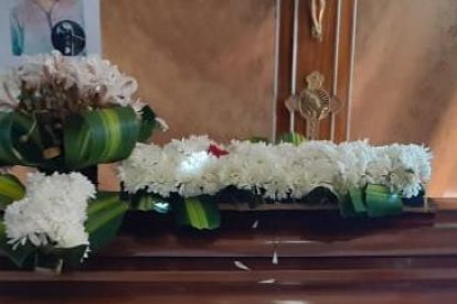 Dos cruces de flores y un portarretrato con su foto cubren el féretro donde reposa el cuerpo de Brenda Borbor.