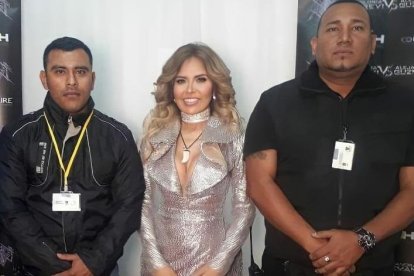 A su paso por Ecuador, Gloria Trevi bajo custodia del guayaquileño Omar Ordóñez (a su izquierda).