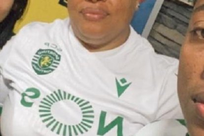 En la casa en Guayaquil doña Mónica y su familia se colocaron la camiseta del Sporting de Lisboa. Al final el jugador les hizo una videollamada.