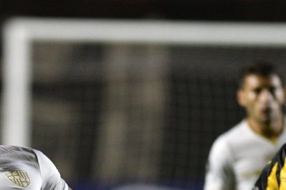 El experimento de Fabián Bustos de poner a Mario Pineida como volante no dio resultado.