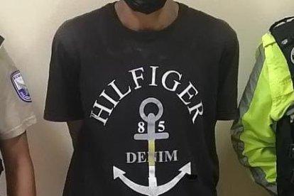 El ciudadano que fue visto empujando la moto quedó detenido para investigaciones.