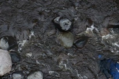 El cadáver quedó sobre las rocas que están en el río Chiche. Los bomberos organizaron equipos de rescate para la extracción.