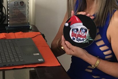 En su casa luce varios regalos de fanáticos a su voz y de amigos de la salsa.