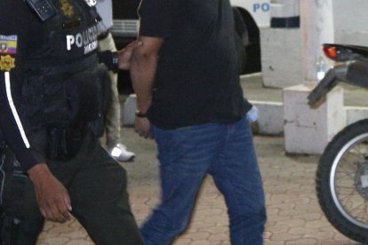 Dos de los tres detenidos registran antecedentes penales. Los implicados llevaron al carro del taxista al sur de la urbe para 'deshuesarlo'.