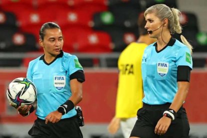 La brasileña Edina Alves (i) será la central del juego entre Defensa y Justicia e Independiente del Valle. Su compatriota Neuza Back (d) será una de sus asistentes.