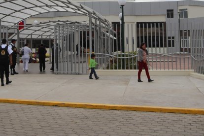 La mujer fue llevada hasta el hospital Luis Dávila de Tulcán para su atención. Sin embargo, murió tras conocerse de su contagio.