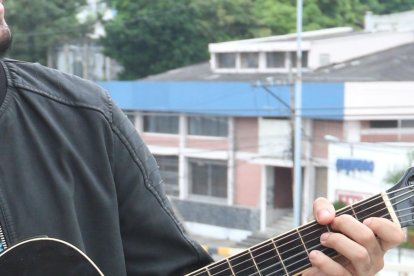 Él contó que nunca deja su fiel amiga: la guitarra.