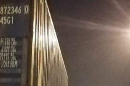 Según testigos, el conductor del tráiler habría abandonado el lugar tras el hecho.