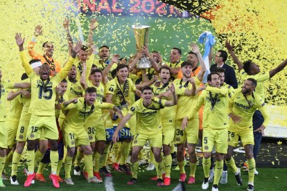 Pervis Estupiñan campeón de la Europa League con el Villarreal