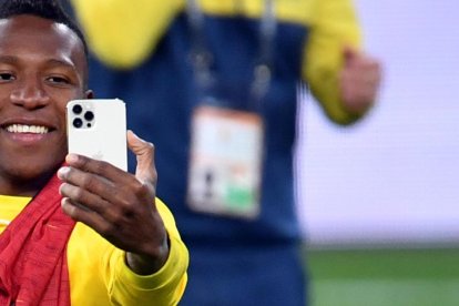 Pervis Estupinan y una foto para toda la vida, con su medalla de campeón de la Europa League.