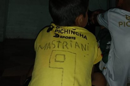 Thiago y su camiseta de Mastriani antes que le den la original.