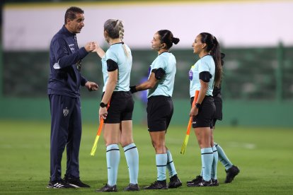 Renato Paiva, DT de Independiente del Valle, con la más linda, la brasileña Neuza Back.