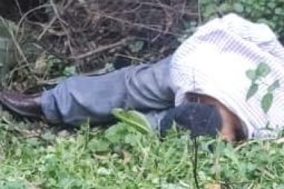 El cadáver del hombre tenía un tiro en su cabeza y sus manos atadas.