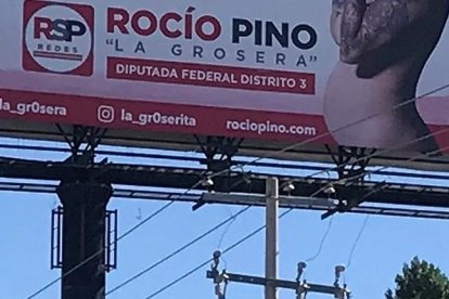 Propaganda de la candidata a diputada federal por el partido Redes Sociales Progresistas (RSP), Rocío Pinos, en una calle de Hermosillo (México).