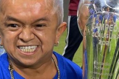 Jorgito celebrando el triunfo del equipo Cruz Azul en México.