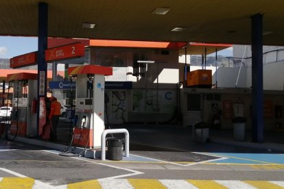 Revisan vídeo del asalto a mano armada en una gasolinera.