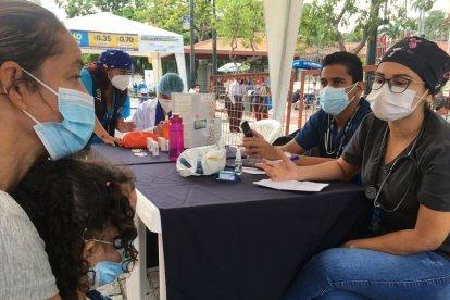 Como parte de un agasajo, un grupo de menores recibió atención médica en Guayaquil este miércoles.