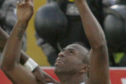 Una imagen imborrable, pase de Jaime Ayoví y gol de Chucho Benítez.