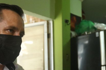 René tiene 52 años y pasó 12 en  la Fuerza Naval.