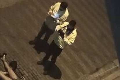 El cuerpo de la extranjera quedó sobre la vereda, tenía su cartera y el celular.