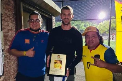 Javier Burrai con los hinchas de Barcelona de la sectima oscura.