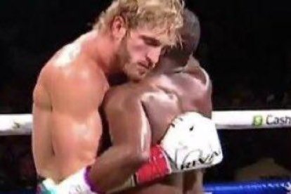 En la pelea hubo más abrazos que golpes.