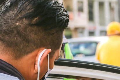 Al retiro de las películas antisolares que no tienen permiso se suma una multa del 10% del salario básico unificado.