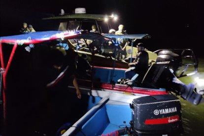 Miembros de la Armada del Ecuador patrullan en horas de la noche por canales interiores del Golfo de Guayaquil