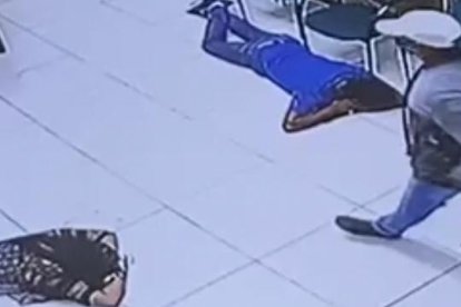 El robo quedó grabado en cámaras de seguridad del local de venta de electrodomésticos.