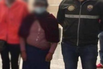 El migrante retornado y sus familiares, al momento de ser devuelto por la Policía.