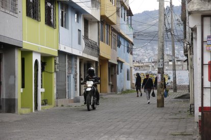 Ayer, la Policía realizó rondas por el lugar donde apuñalaron a la joven para brindar seguridad. 

Agencia (ag-extra ag-expreso ag-quito)