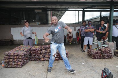 El esmeraldeño demuestra sus dotes frente a sus ‘panas’ del mercado. Ellos lo aplauden y lo filman.